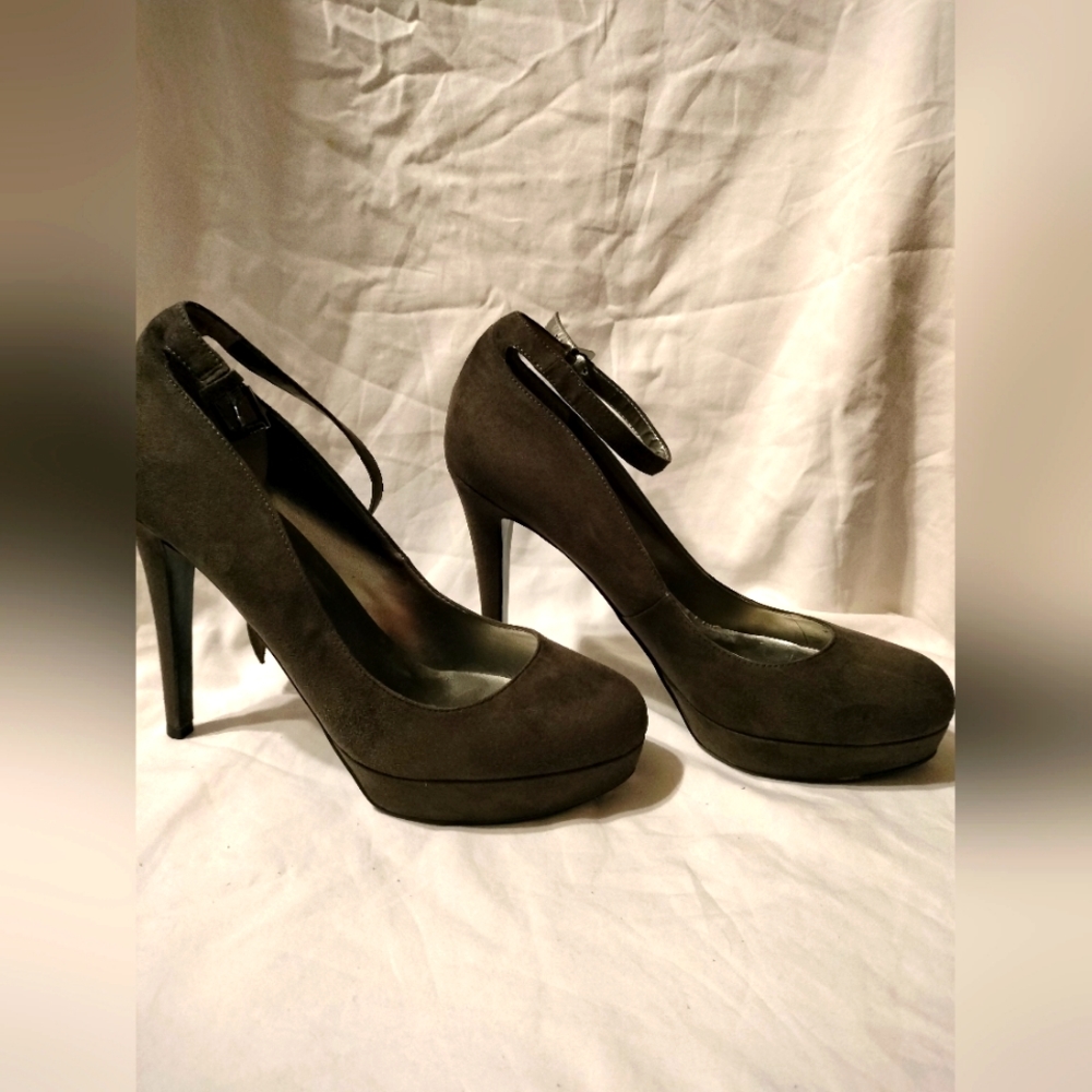 Women's Size 9 Gray Suede Baby Doll Platform Heels. Lightly Pre-loved.